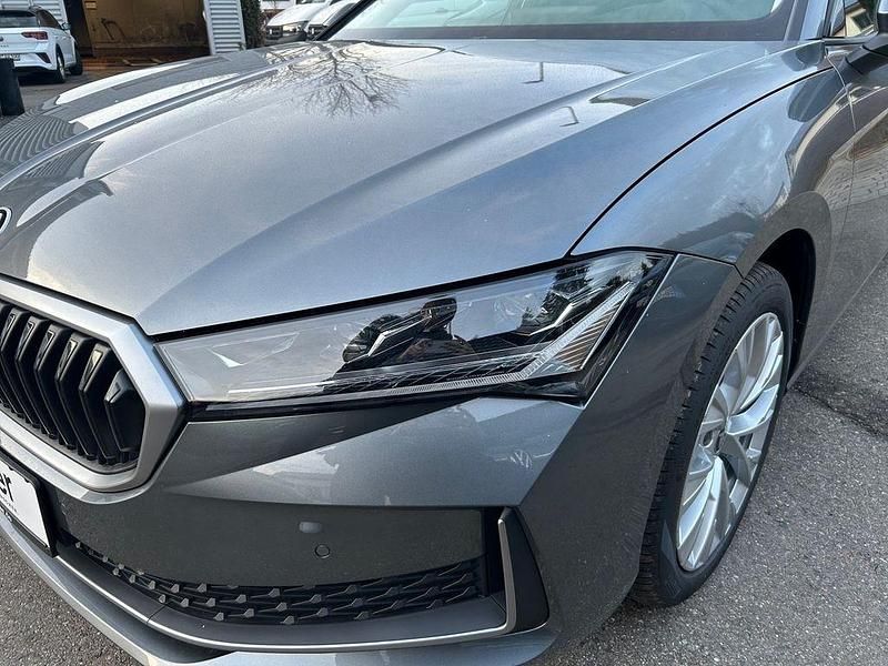 Neu Skoda Superb Selection 150 PS (110 kW) 2026 Grau Kombi