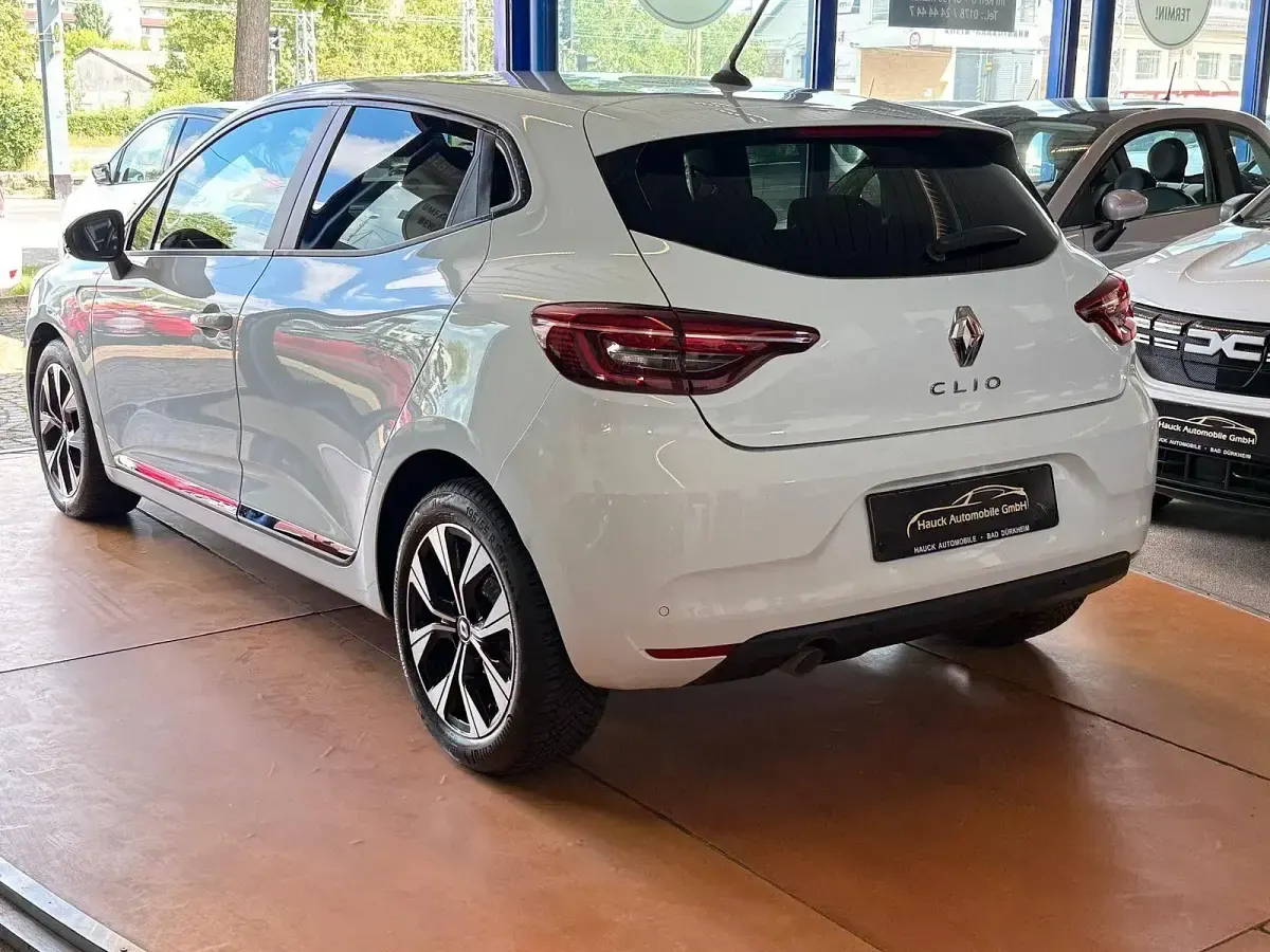 Gebraucht Renault Clio V Evolution 67 PS (49 kW) 2023 Weiß Limousine