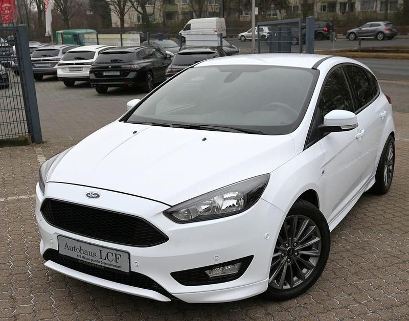 Weiß Gebraucht 2018 Ford Focus ST-Line Limousine | 14.390 € (Guter Preis) - Bild 1/4