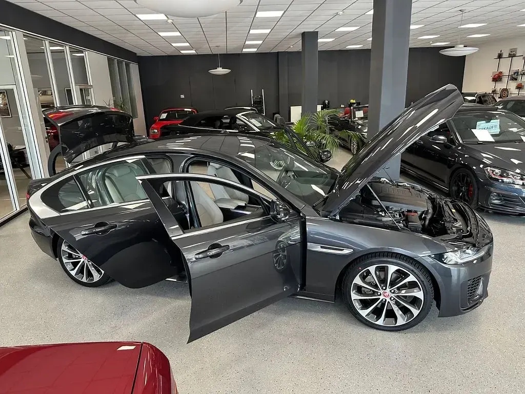 Używany Jaguar XE R-Dynamic 250 KM (183 kW) 2019 Szary Sedan/Limuzyna