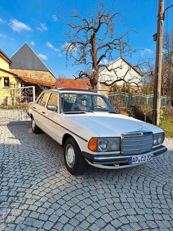 Gebraucht Mercedes 200 60 PS (44 kW) 1982 Weiß Limousine