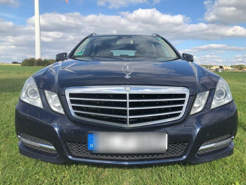 Blau Gebraucht 2012 Mercedes E300 Avantgarde Kombi | 9.499 € (Fairer Preis) - Bild 1/4