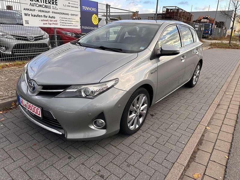 New medium silver Gebraucht 2013 Toyota Auris Hybrid Edition Limousine | 10.299 € (Fairer Preis) - Bild 1/4