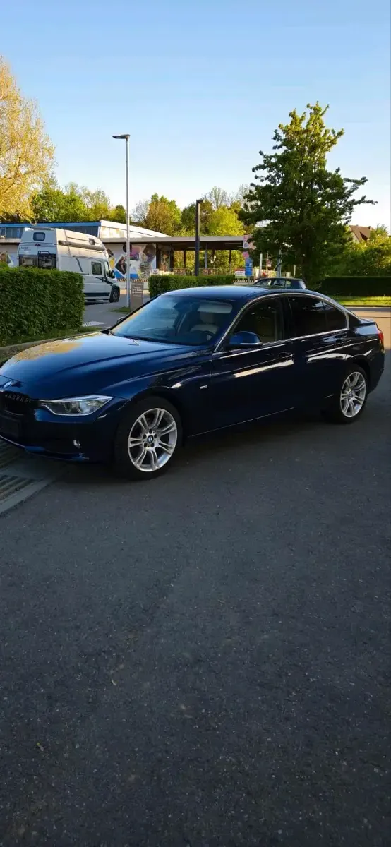 Second-hand BMW 320 Luxury Line 163 CP (119 kW) 2012 Albastru Berlinǎ