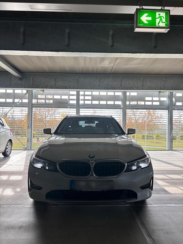 Silber Gebraucht 2021 BMW 320 Kombi | 23.500 € (Guter Preis) - Bild 1/4