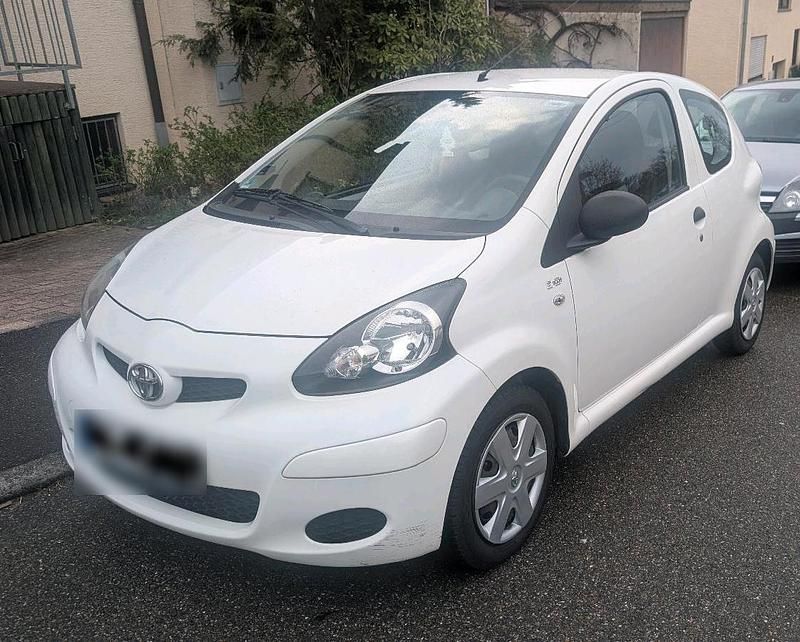 Gebraucht Toyota Aygo 68 PS (50 kW) 2010 Weiß Kleinwagen