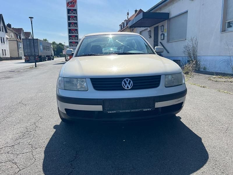 Silber Gebraucht 2000 VW Passat Limousine | 750 € (Guter Preis) - Bild 1/4