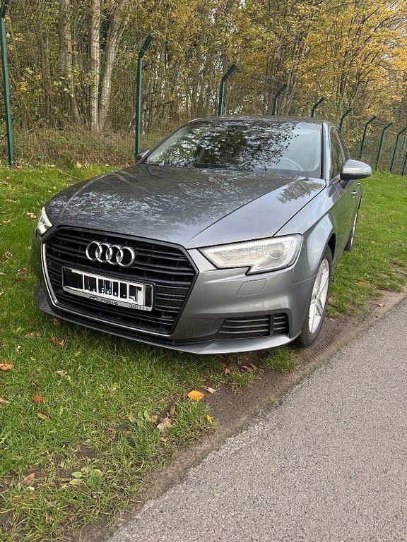 Grau Gebraucht 2019 Audi A3 Limousine | 13.200 € (Superpreis) - Bild 1/4