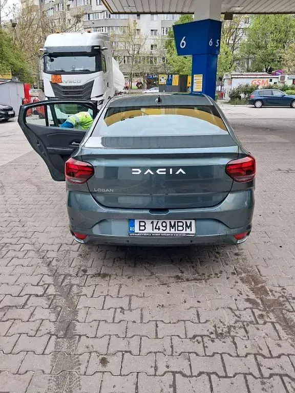 Używany Dacia Logan 90 KM (66 kW) 2024 Zielony Sedan/Limuzyna