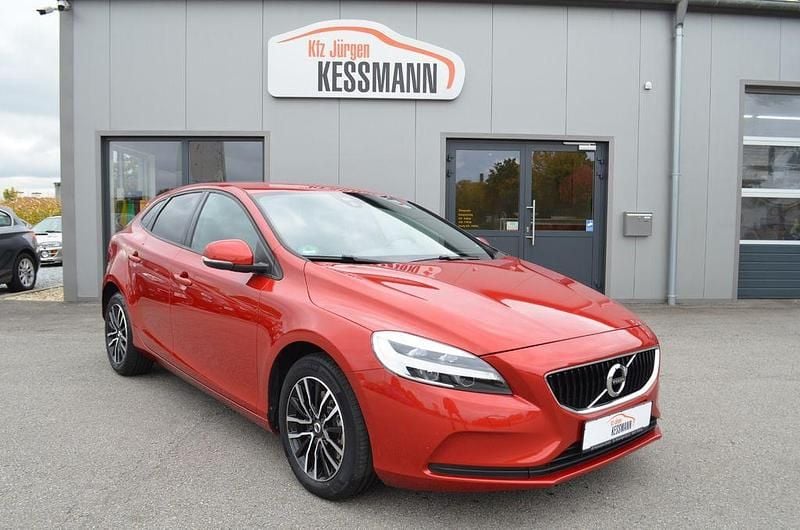 Rot Gebraucht 2018 Volvo V40 Momentum Kombi | 13.500 € (Superpreis) - Bild 1/4