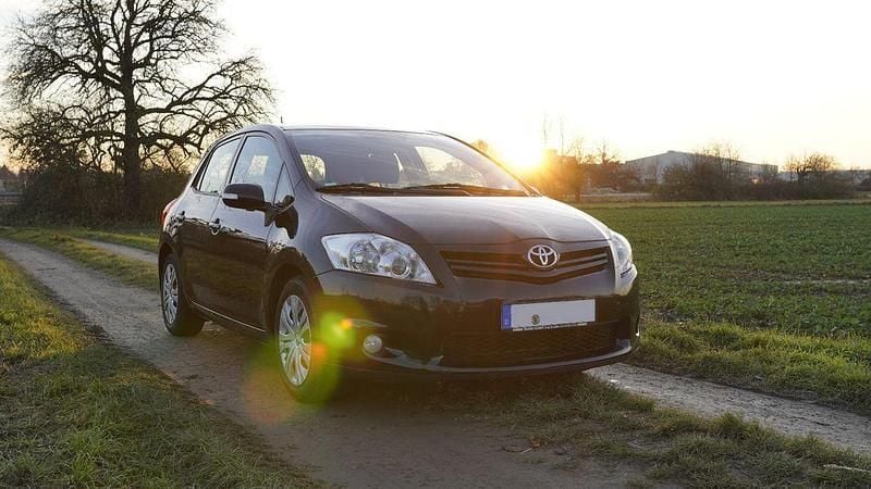 Schwarz Gebraucht 2010 Toyota Auris Life+ Limousine | 4.990 € (Fairer Preis) - Bild 1/4