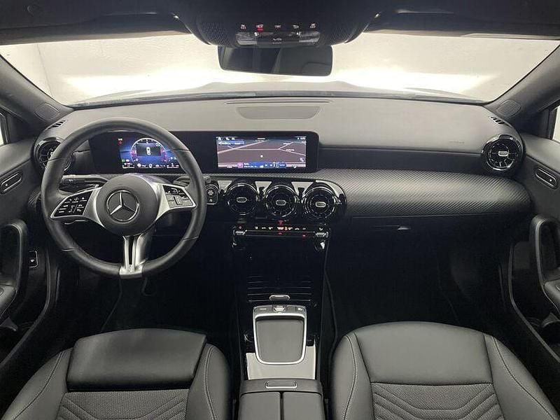 Gebraucht Mercedes A200 150 PS (110 kW) 2024 Blau Limousine