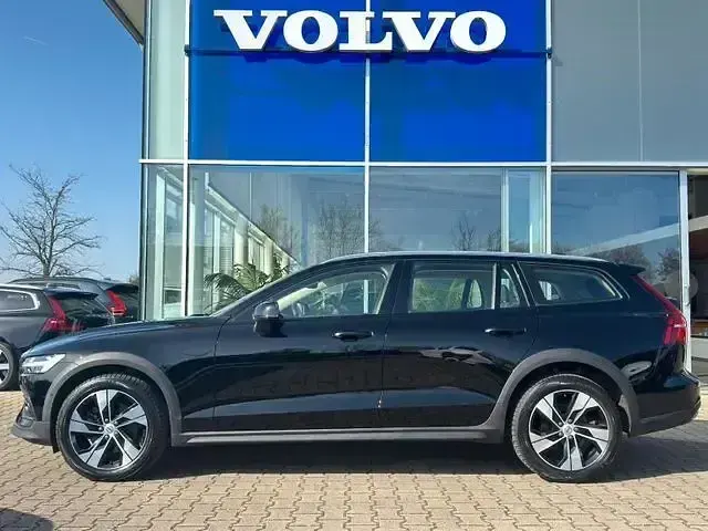 Gebraucht Volvo V60 CC Ultimate 197 PS (144 kW) 2023 019 black stone Kombi