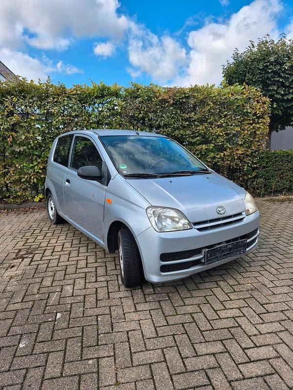 Silber Gebraucht 2005 Daihatsu Cuore Kleinwagen | 1.499 € (Fairer Preis) - Bild 1/3