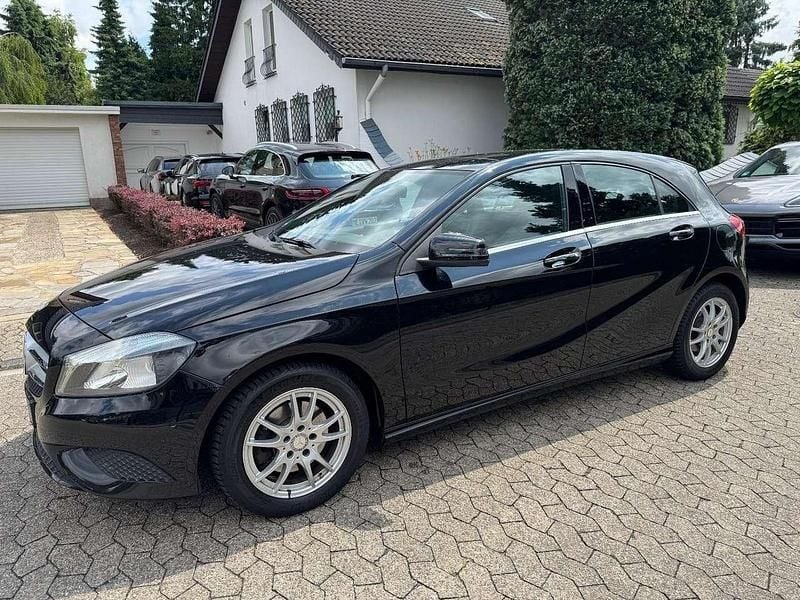 Schwarz Gebraucht 2015 Mercedes A180 Urban Limousine | 10.700 € (Superpreis) - Bild 1/4