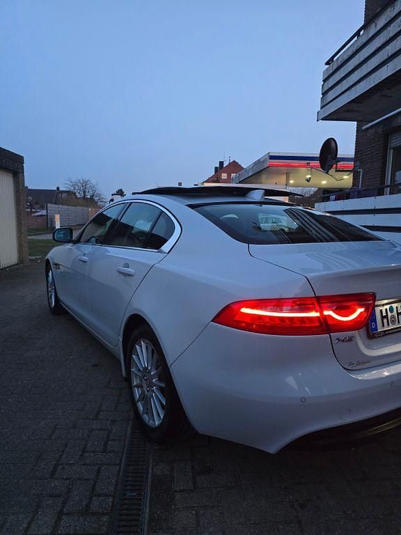 Gebraucht Jaguar XE Portfolio 163 PS (119 kW) 2016 Weiß Limousine