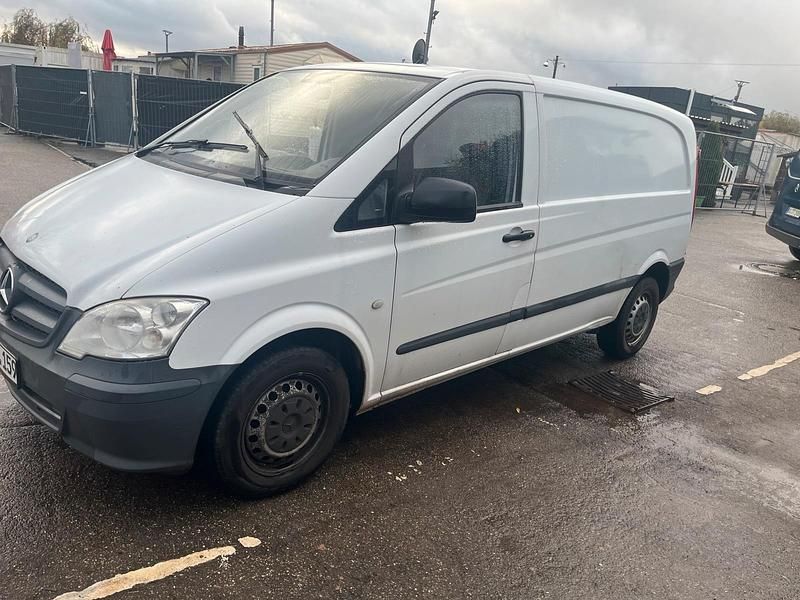 Weiß Gebraucht 2011 Mercedes Vito Van / Kleinbus | 6.000 € - Bild 1/4