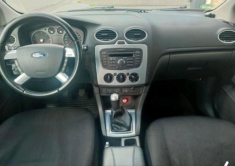 Grau Gebraucht 2007 Ford Focus Kombi | 2.000 € (Fairer Preis) - Bild 1/4