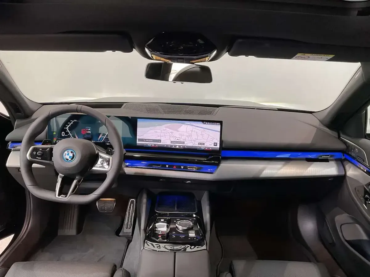 Neu BMW 550e Performance 489 PS (359 kW) 2026 Schwarz Limousine