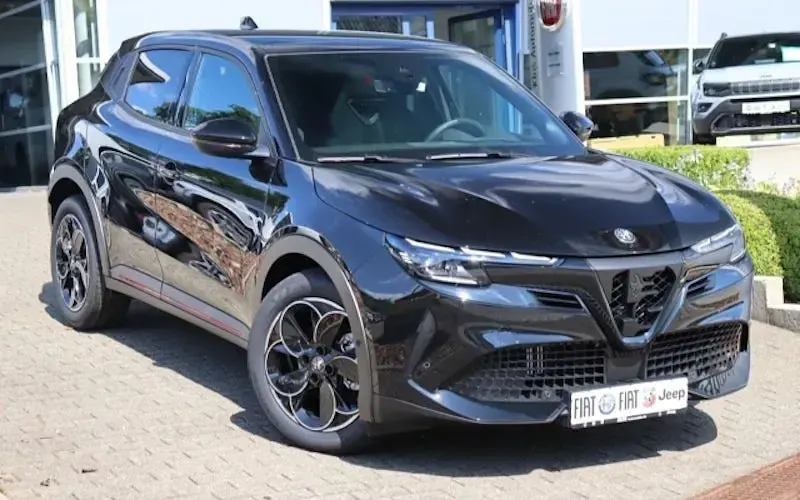 Neu Alfa Romeo Junior 145 PS (106 kW) 2026 Schwarz SUV