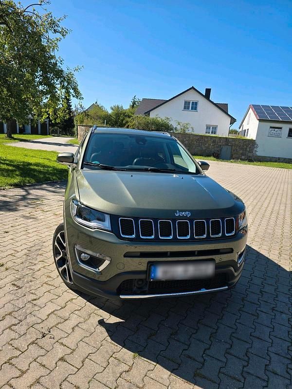 Grün Gebraucht 2018 Jeep Compass SUV | 19.900 € (Fairer Preis) - Bild 1/4