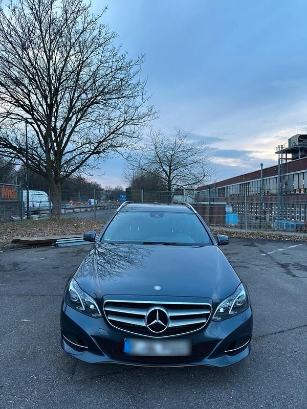 Grau Gebraucht 2014 Mercedes E200 Kombi | 9.500 € (Fairer Preis) - Bild 1/4