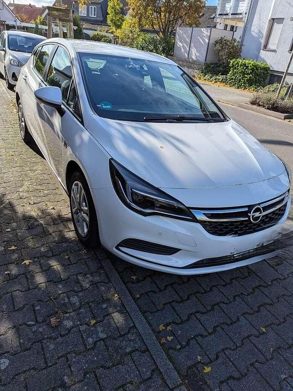 Gebraucht Opel Astra Dynamic 105 PS (77 kW) 2018 Weiß Limousine
