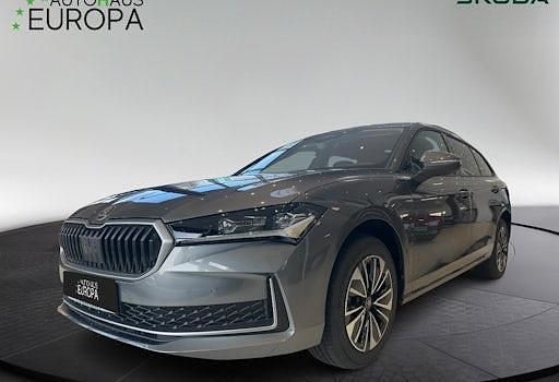 Neu Skoda Superb Selection 150 PS (110 kW) 2026 Grau Kombi