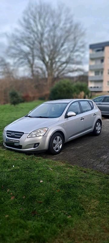 Gebraucht Kia Ceed 109 PS (80 kW) 2007 Silber Kleinwagen