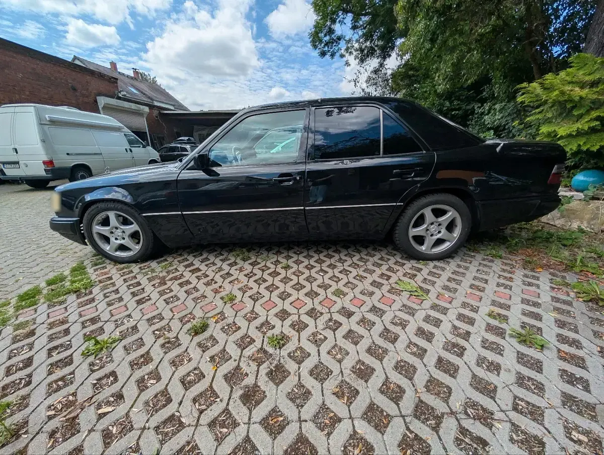 Gebraucht Mercedes 300 113 PS (83 kW) 1990 Schwarz Limousine