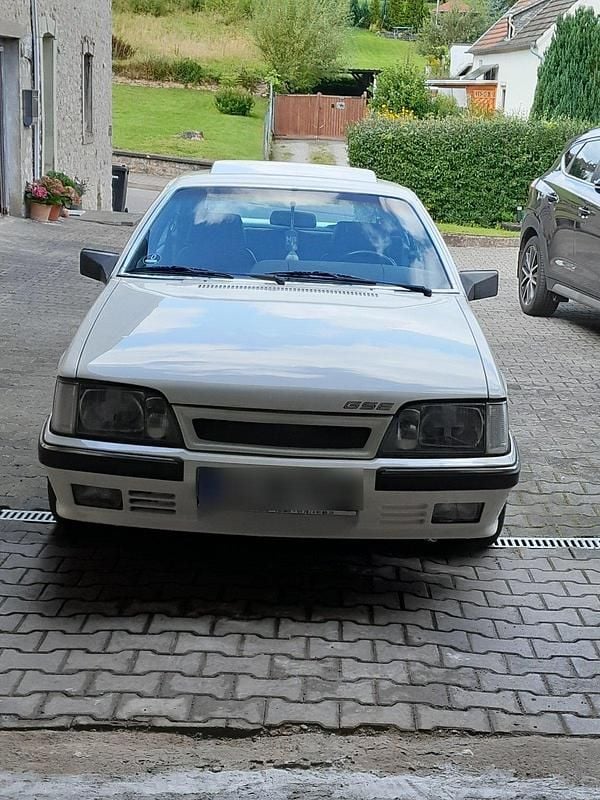 Weiß Gebraucht 1985 Opel Senator Coupé | 7.550 € - Bild 1/4