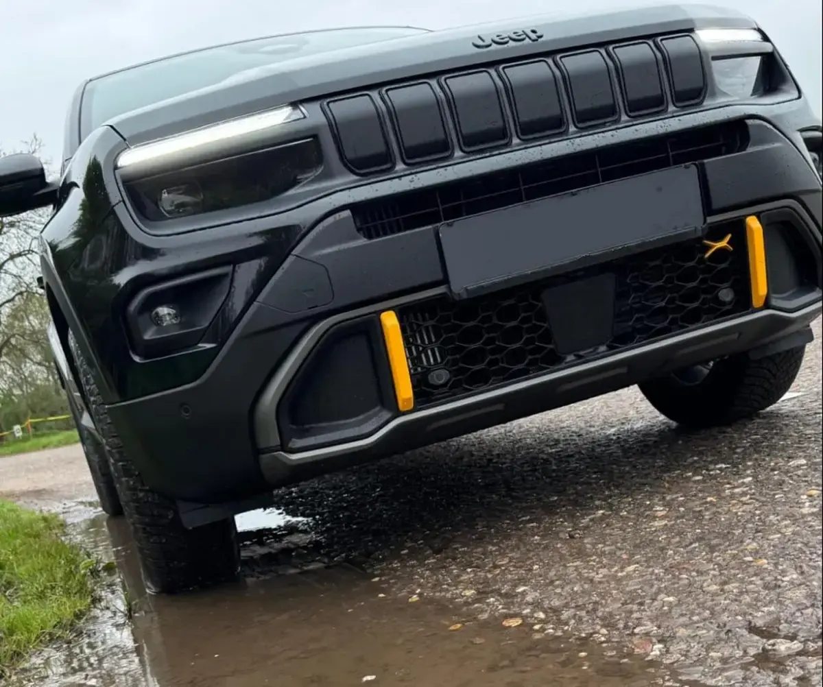Neu Jeep Avenger North 145 PS (106 kW) 2026 Volcano black SUV