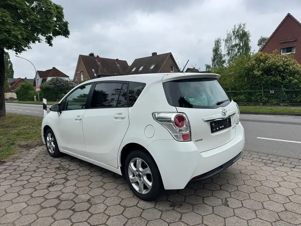 Gebraucht Toyota Verso Executive 147 PS (108 kW) 2013 Weiß Van / Kleinbus