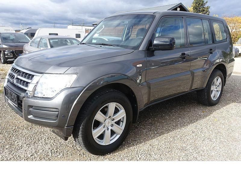 Mineralgrau (m) Gebraucht 2015 Mitsubishi Pajero SUV | 23.950 € (Fairer Preis) - Bild 1/4