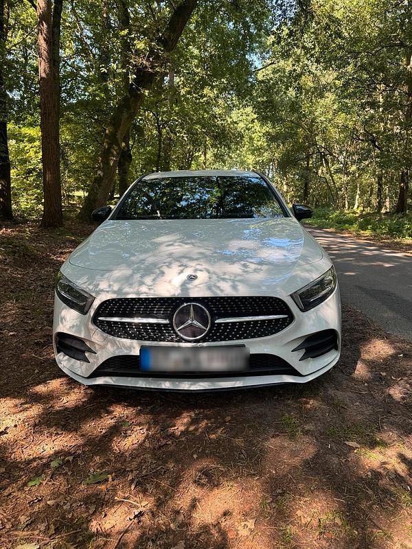 Weiß Gebraucht 2022 Mercedes A250 AMG line Plus Limousine | 29.999 € (Guter Preis) - Bild 1/4