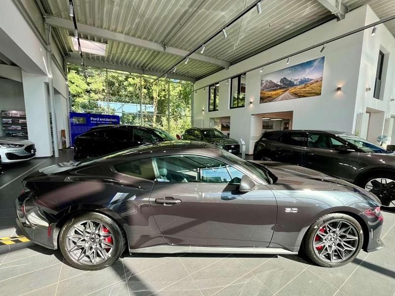 Neu Ford Mustang Fastback 446 PS (328 kW) 2025 Dark matter/starlight gray Coupé