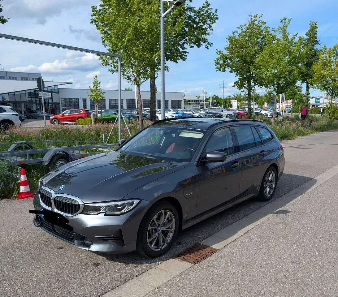 Gebraucht BMW 330e Sport Line 292 PS (214 kW) 2022 Grau Kombi