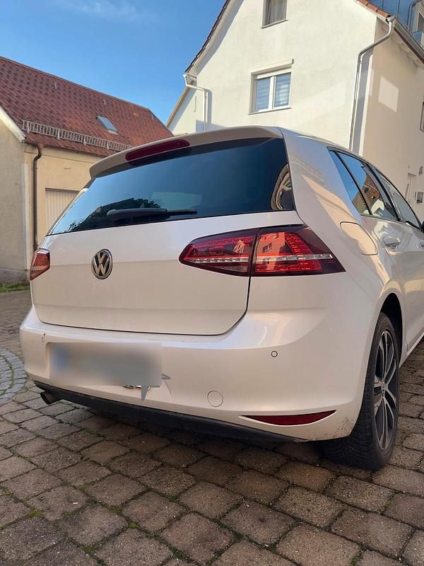 Weiß Gebraucht 2016 VW Golf VII Allstar Kleinwagen | 14.900 € (Etwas zu teuer) - Bild 1/4