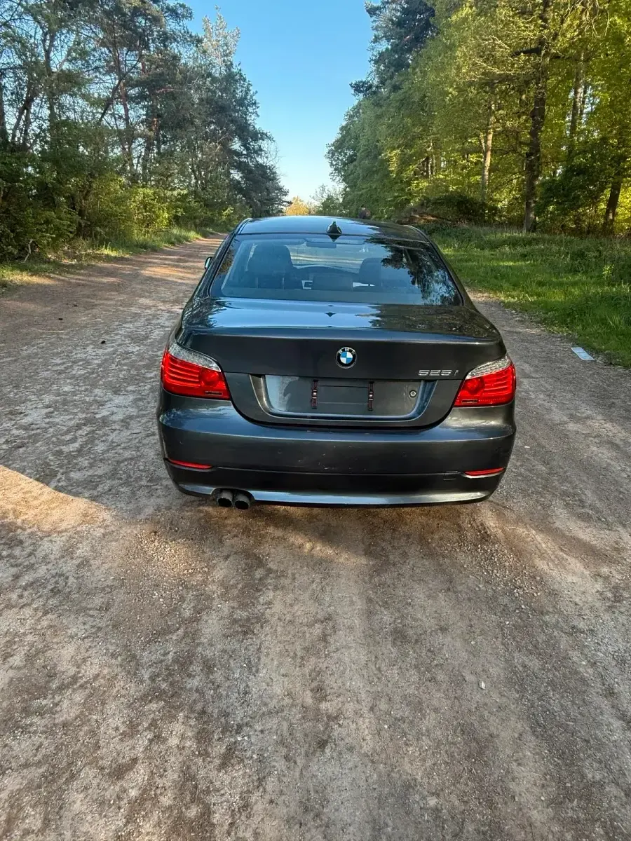Gebraucht BMW 525 Basis 218 PS (160 kW) 2009 Grau Limousine