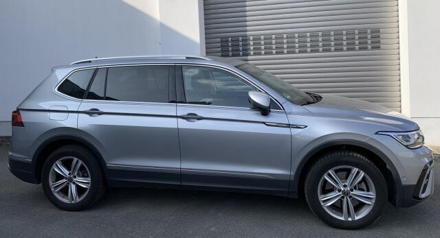 Silber Gebraucht 2023 VW Tiguan Elegance SUV | 52.900 € - Bild 1/2