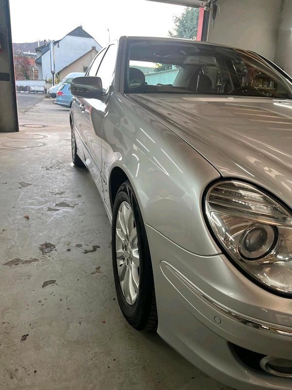 Gebraucht Mercedes E220 170 PS (125 kW) 2007 Grau Limousine