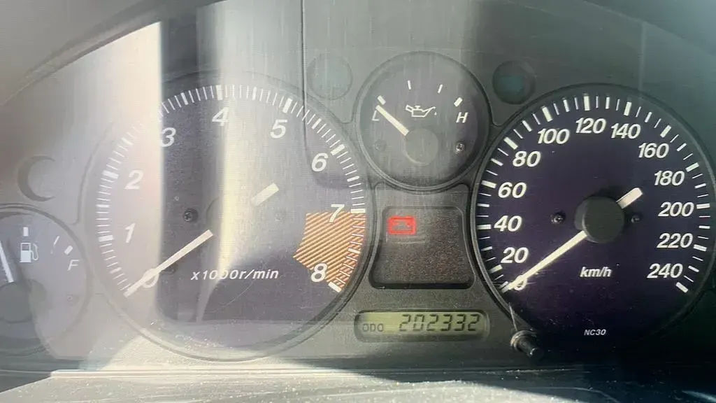 Second-hand Mazda MX5 110 CP (80 kW) 1999 Auriu Cabrio