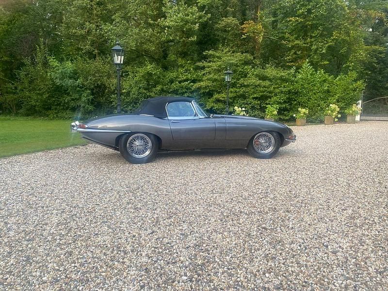 Second-hand Jaguar E-Type 264 CP (194 kW) 1967 Gri Cabrio
