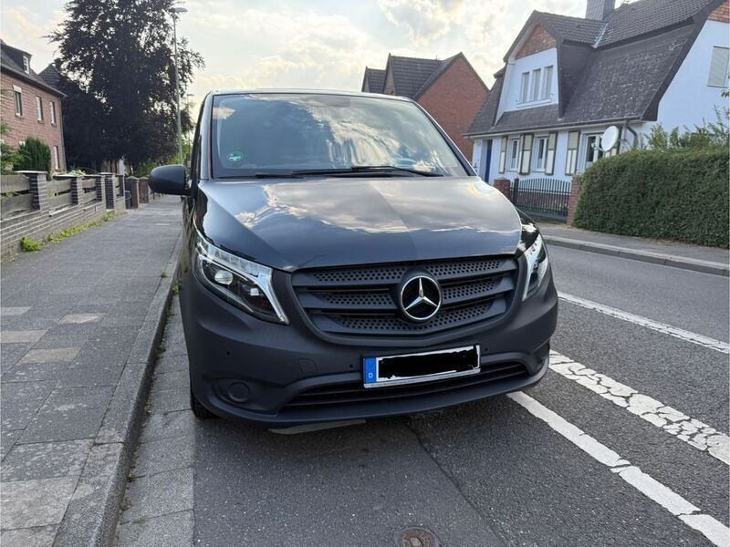 Schwarz Gebraucht 2020 Mercedes Vito Van / Kleinbus | 25.800 € (Superpreis) - Bild 1/4