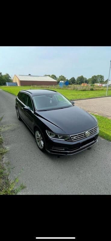Schwarz Gebraucht 2015 VW Passat Trendline Kleinwagen | 13.500 € - Bild 1/4