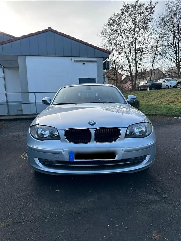 Silber Gebraucht 2011 BMW 118 Kleinwagen | 3.800 € (Superpreis) - Bild 1/4