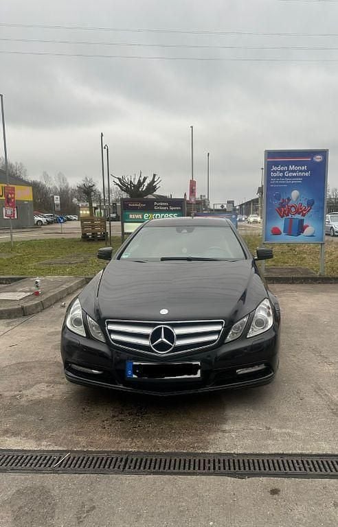 Gebraucht Mercedes E350 265 PS (194 kW) 2011 Schwarz Coupé