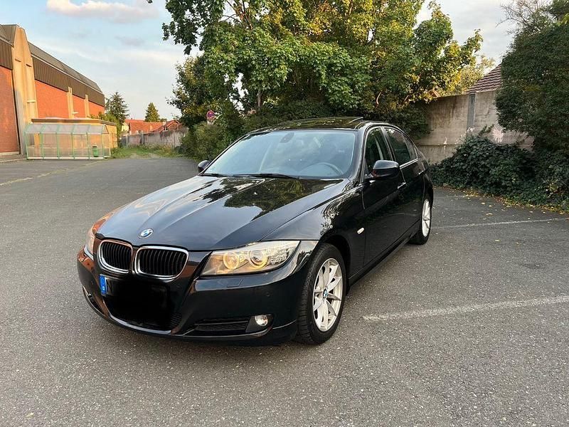 Schwarz Gebraucht 2011 BMW 318 Lifestyle Limousine | 6.700 € (Fairer Preis) - Bild 1/4
