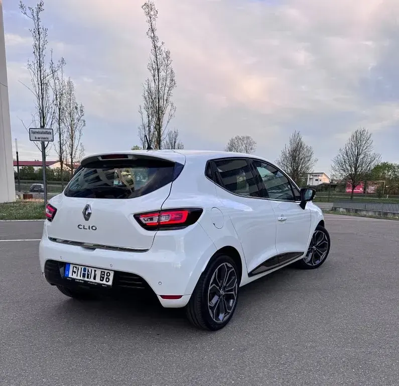 Używany Renault Clio IV LIMITED 90 KM (66 kW) 2017 Biały Sedan/Limuzyna