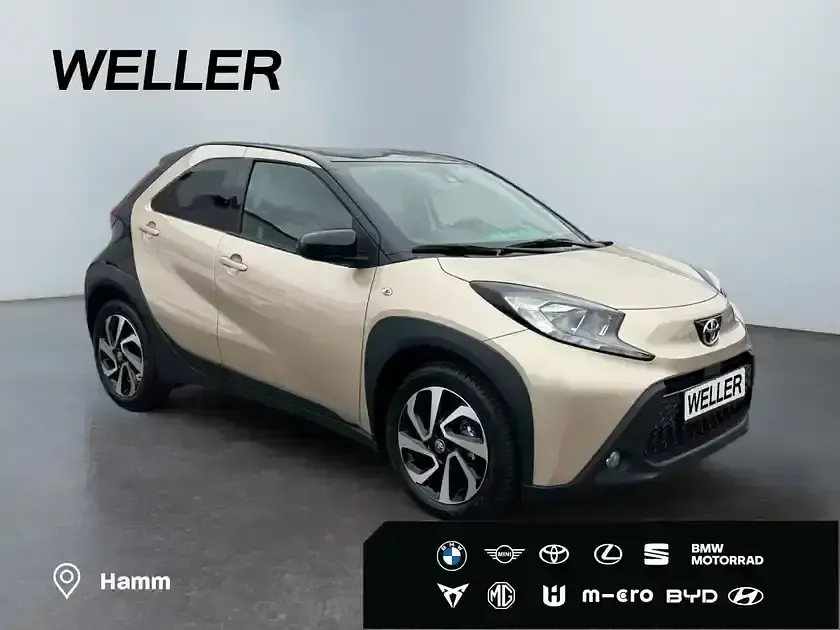 Gebraucht Toyota Aygo 72 PS (52 kW) 2025 Ginger beige metallic / dach mysticschwarz mica Kleinwagen